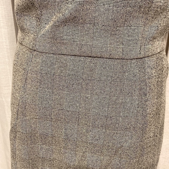 NWT fdress in woven fabric. Cap sleeves, and seam at waist. … - Picture 5 of 14